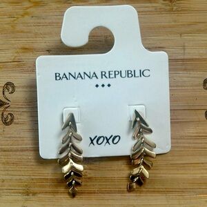 Banana Republic Gold Dangle earrings. NWT